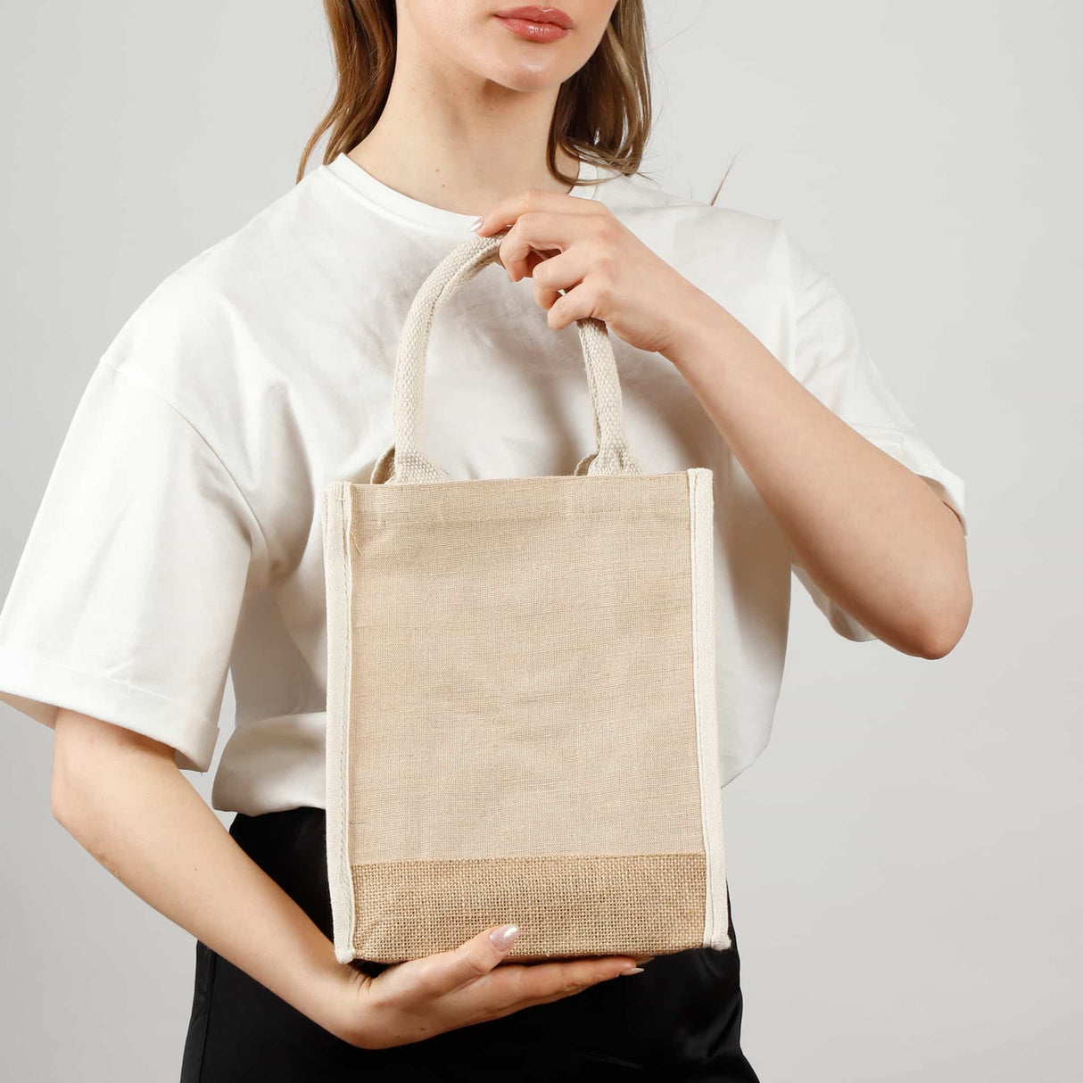 small jute bag with gusset and accent model